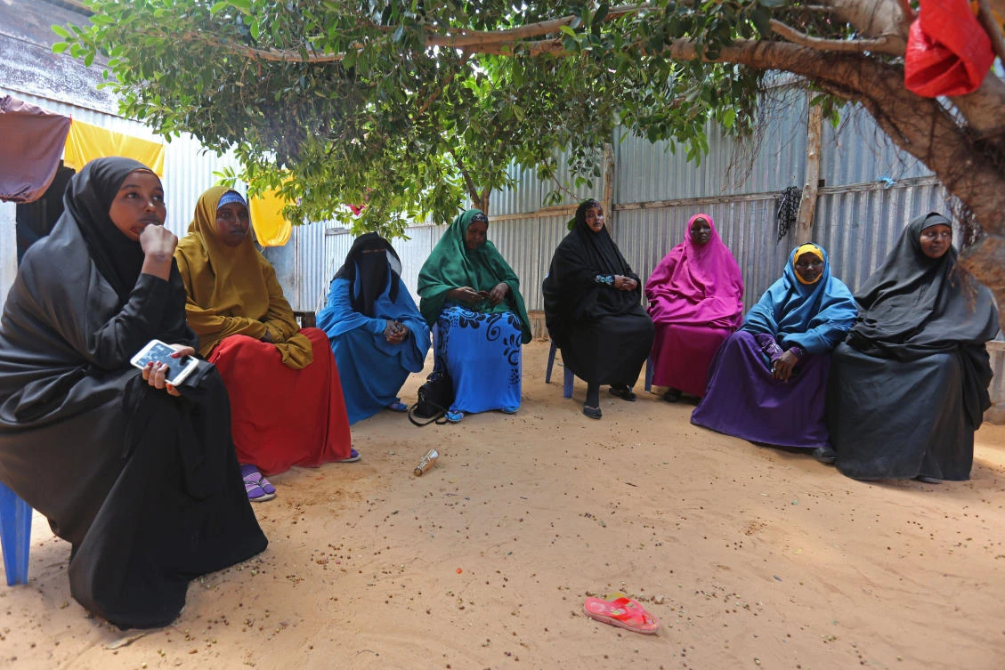 Family members mourn Mohamed Mohamud who was killed in an attack by Somali forces supported by US troops in Bariire village, in Mogadishu, Somalia, on August 29, 2017. (File photo by Reuters)