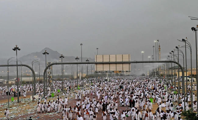 Muslim pilgrims descend on Muzdalifa, prepare for ‘Stoning of Devil’ ritual