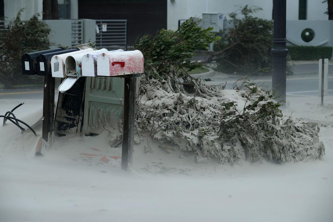 POMPANO BEACH, FL - SEPTEMBER 10: Blown sand from Pompano Beach coats bushes and mail boxes as Hurricane Irma hits the southern part of the state September 10, 2017 in Pompano Beach, Florida. The Category 4 hurricane made landfall in the United States in the Florida Keys at 9:10 a.m. after raking across the north coast of Cuba. Chip Somodevilla/Getty Images/AFP == FOR NEWSPAPERS, INTERNET, TELCOS & TELEVISION USE ONLY ==