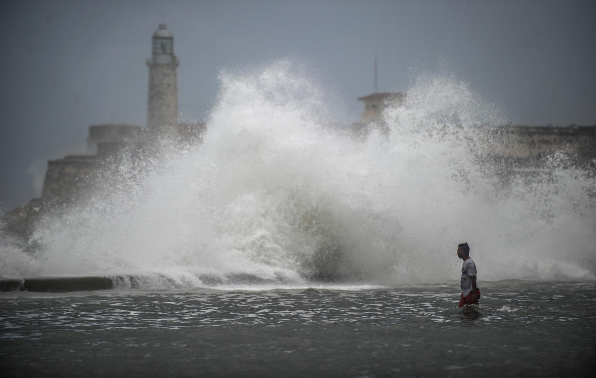 TOPSHOT - A huge wave breaks near the Morro Castle in Havana, on September 10, 2017. Deadly Hurricane Irma battered central Cuba on Saturday, knocking down power lines, uprooting trees and ripping the roofs off homes as it headed towards Florida. Authorities said they had evacuated more than a million people as a precaution, including about 4,000 in the capital. / AFP / YAMIL LAGE