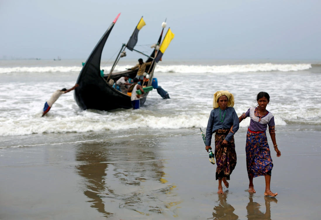 Rohingya refugees walk to the shore after crossing the Bangladesh-Myanmar border by boat through the Bay of Bengal in Teknaf, Bangladesh, September 7, 2017. REUTERS/Danish Siddiqui TPX IMAGES OF THE DAY