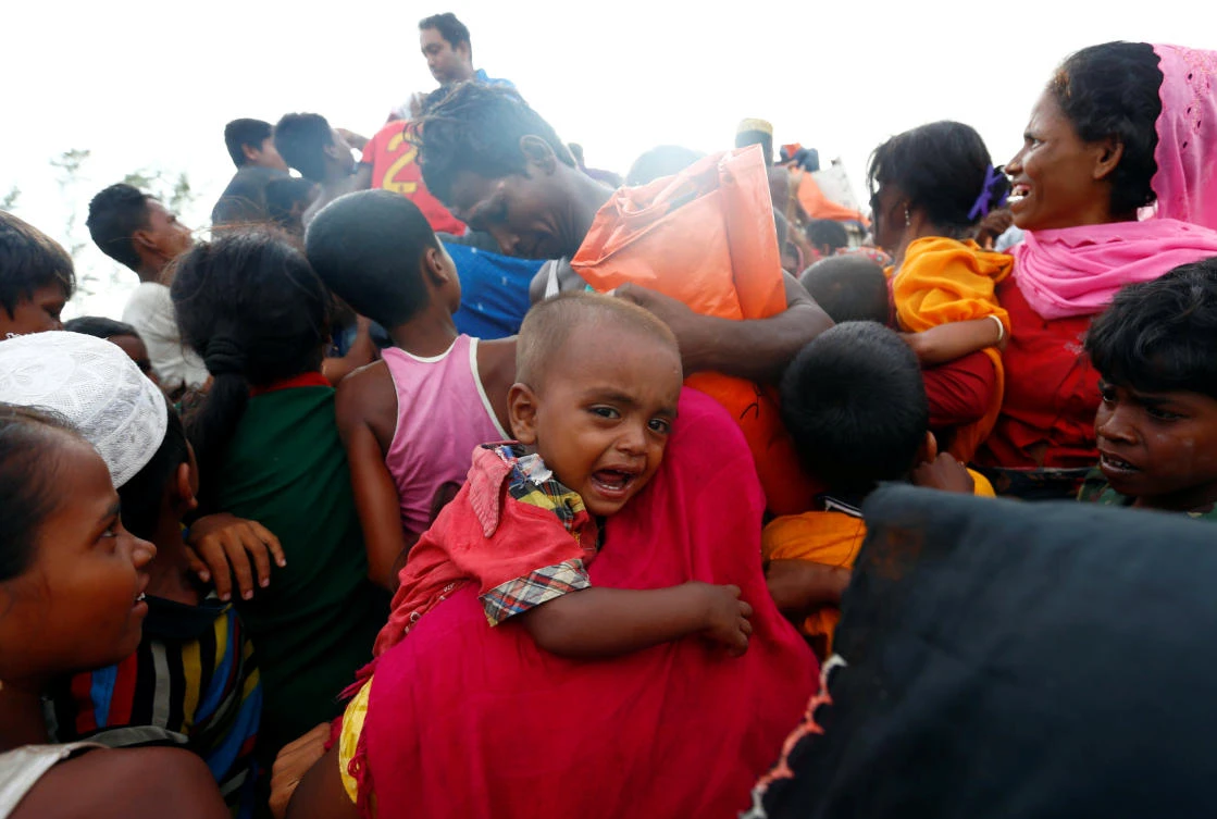 Rohingya refugees jostle to receive food distributed by local organizations after crossing the Bangladesh-Myanmar border by boat through the Bay of Bengal in Teknaf, Bangladesh September 7, 2017. REUTERS/Danish Siddiqui