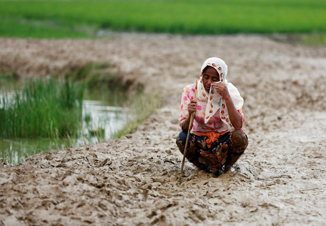 A Rohingya refugee woman wipes her eyes as she cries after crossing the border, in Teknaf, Bangladesh September 3, 2017. Picture taken September 3, 2017. REUTERS/Mohammad Ponir Hossain