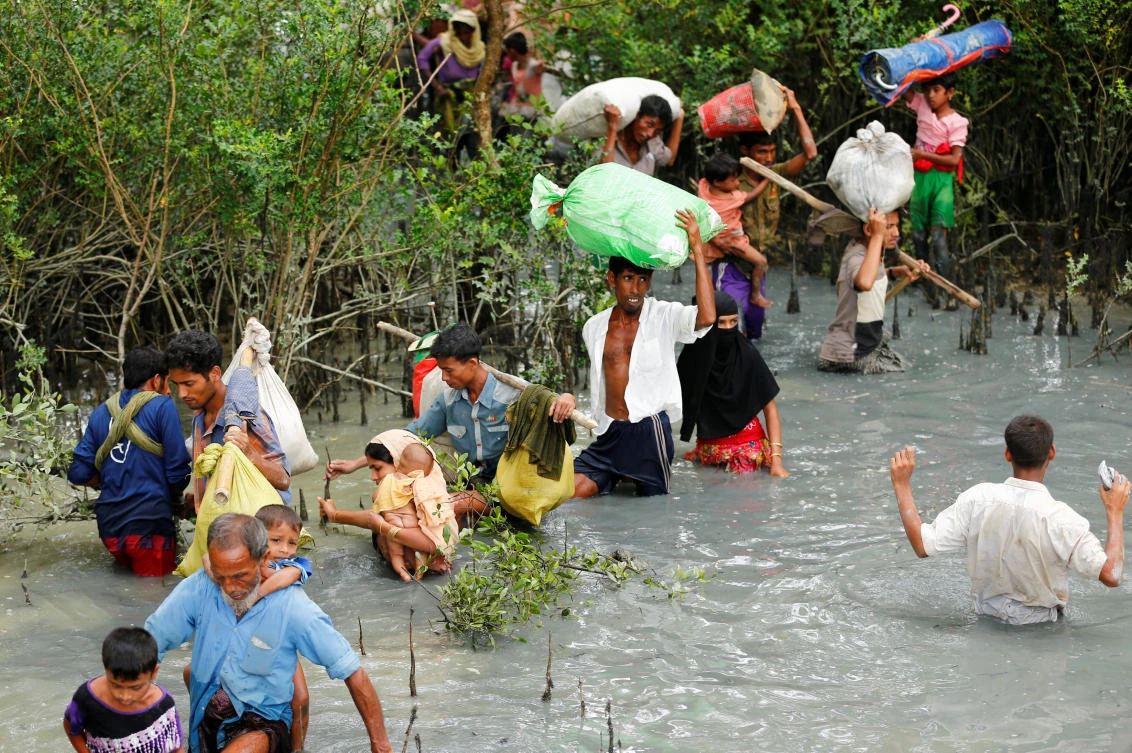 Rohingya refugees walk through water after crossing border by boat through the Naf River in Teknaf, Bangladesh, September 7, 2017. REUTERS/Mohammad Ponir Hossain