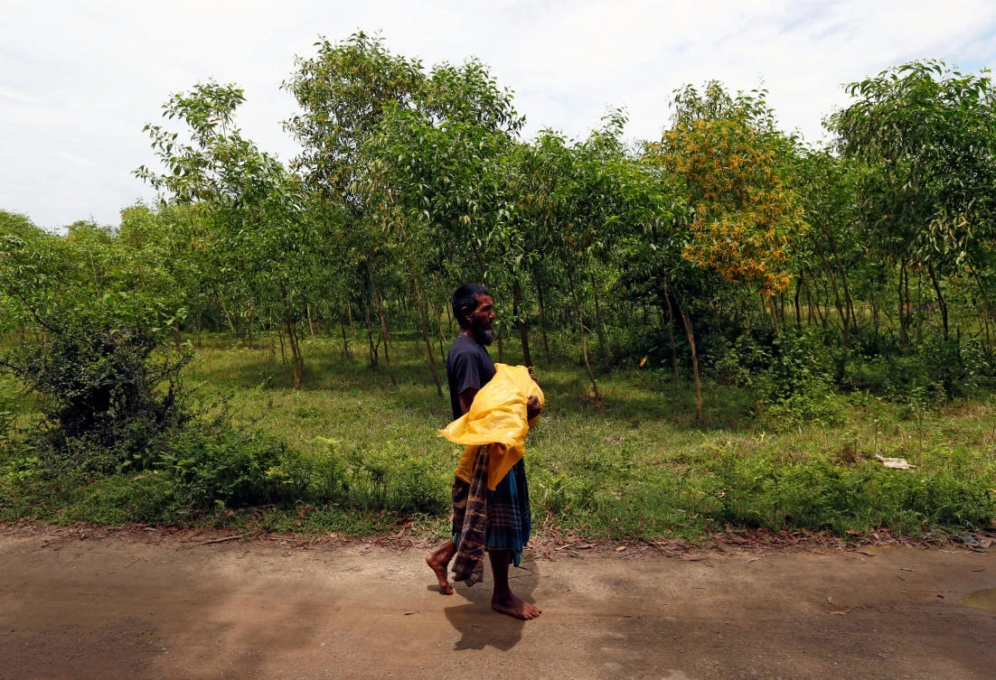 A man carries the body of a Rohingya refugee girl found on a shore after a boat capsized in the Bay of Bengal, in Teknaf, Bangladesh, September 7, 2017. REUTERS/Danish Siddiqui