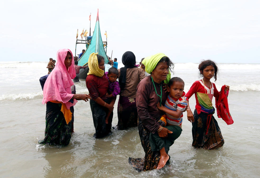 Rohingya refugees walk to the shore after crossing the Bangladesh-Myanmar border by boat through the Bay of Bengal in Teknaf, Bangladesh September 7, 2017. REUTERS/Danish Siddiqui