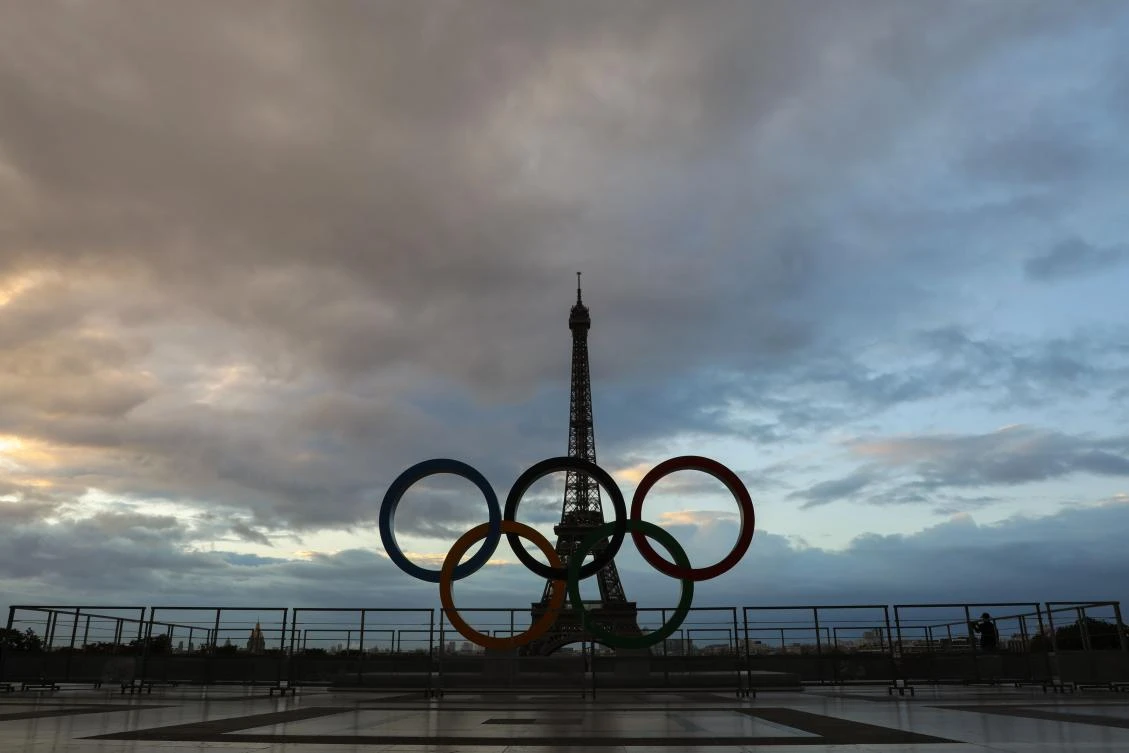 The Olympic rings installed on the Esplanade du Trocadero near the Eiffel tower following the Paris' nomination as host for the 2024 Olympics, are pictured on September 14, 2017 in Paris. / AFP / LUDOVIC MARIN