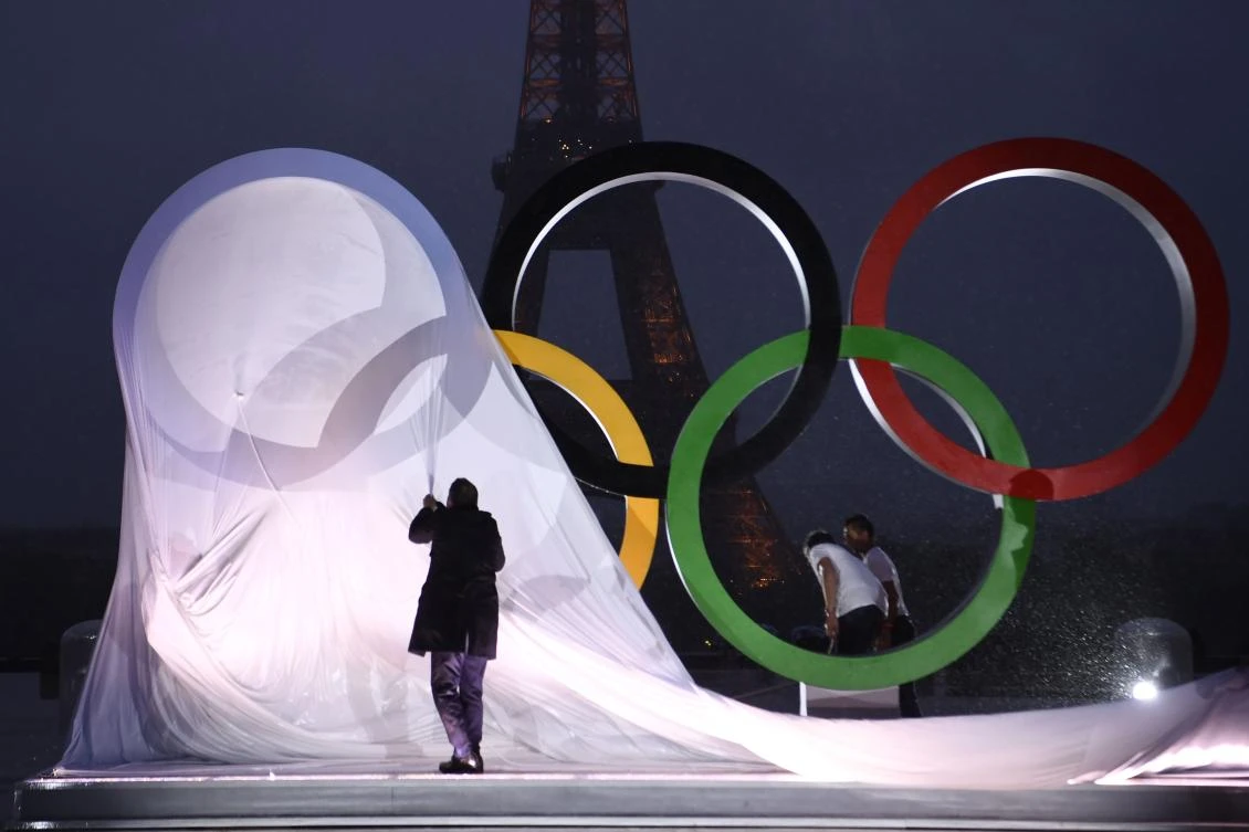 A picture shows the unveiling of the Olympics Rings on the Trocadero Esplanade near the Eiffel Tower in Paris, on September 13, 2017, after the International Olympic Committee named Paris host city of the 2024 Summer Olympic Games. The International Olympic Committee named Paris and Los Angeles as hosts for the 2024 and 2028 Olympics on September 13, 2017, crowning two cities at the same time in a historic first for the embattled sports body. / AFP / CHRISTOPHE SIMON