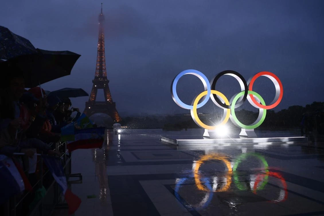 TOPSHOT - A picture shows the Olympics Rings on the Trocadero Esplanade near the Eiffel Tower in Paris, on September 13, 2017, after the International Olympic Committee named Paris host city of the 2024 Summer Olympic Games. The International Olympic Committee named Paris and Los Angeles as hosts for the 2024 and 2028 Olympics on September 13, 2017, crowning two cities at the same time in a historic first for the embattled sports body. / AFP / CHRISTOPHE SIMON