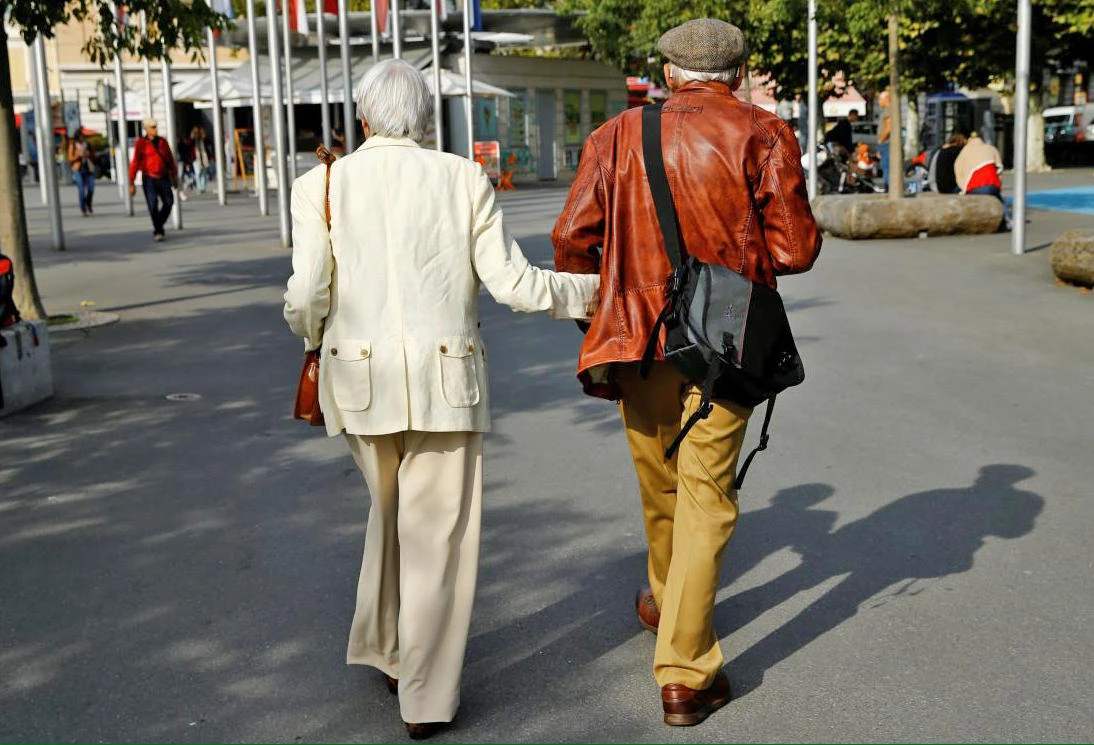 Elderly people walk in the street, ahead of a national vote on pensions reform, in Lausanne, Switzerland, on September 22, 2017. (File photo by Reuters)