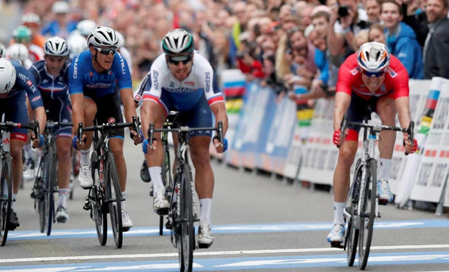 Peter Sagan wins historic third straight world title