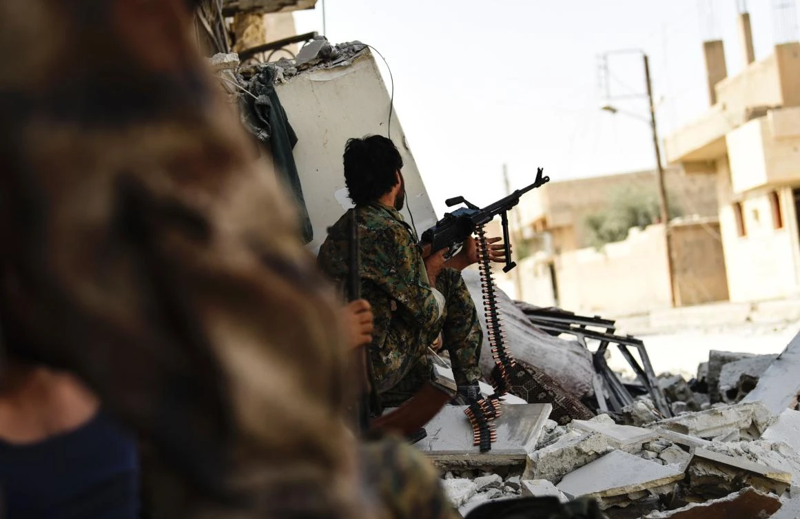 Syrian Democratic Forces hold a position on the eastern frontline of Raqqa on September 24, 2017, as they battle with the support of US special forces to clear the last remaining Daesh group jihadists holed up in their crumbling stronghold of Raqqa. (AFP)