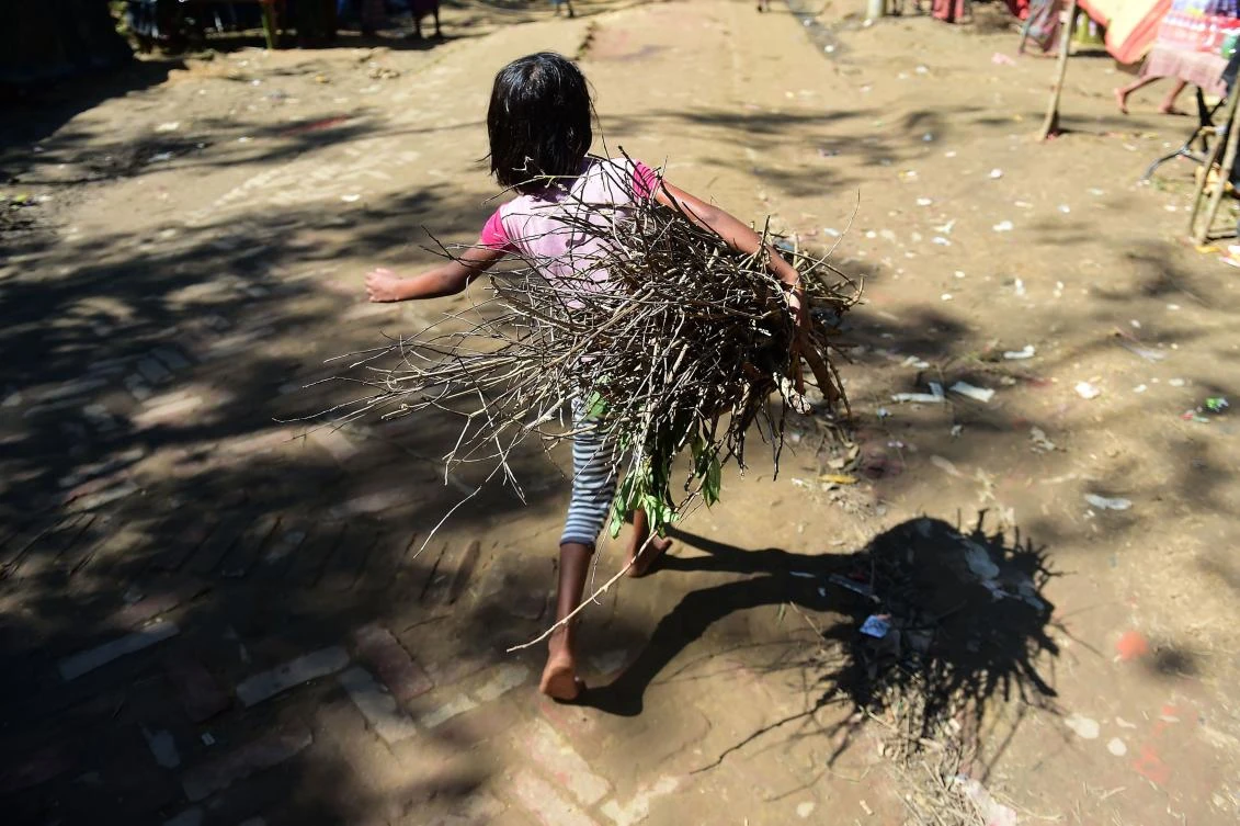 A Rohingya refugee girl carries wood at Kutupalong refugee camp in Bangladesh’s Cox’s Bazar district on September 15, 2017. (AFP)