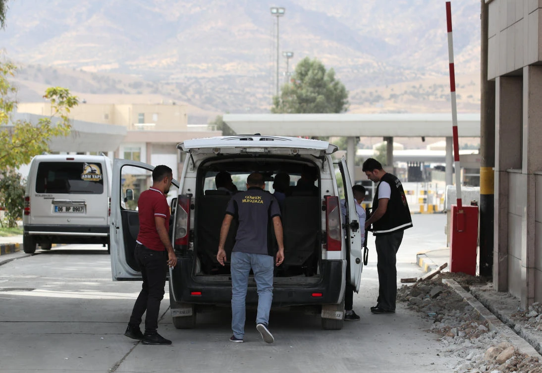 Turkish custom officers check a vehicle at Habur border gate on the Turkish-Iraqi border near Silopi, Turkey, on September 25, 2017. (REUTERS)