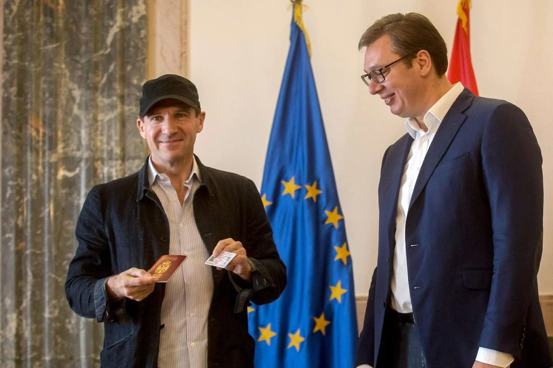 British actor Ralph Fiennes, left, poses after receiving a Serbian passport and ID card from Serbia’s President Aleksandar Vucic in Belgrade on September 24, 2017. (File photo by AFP)
