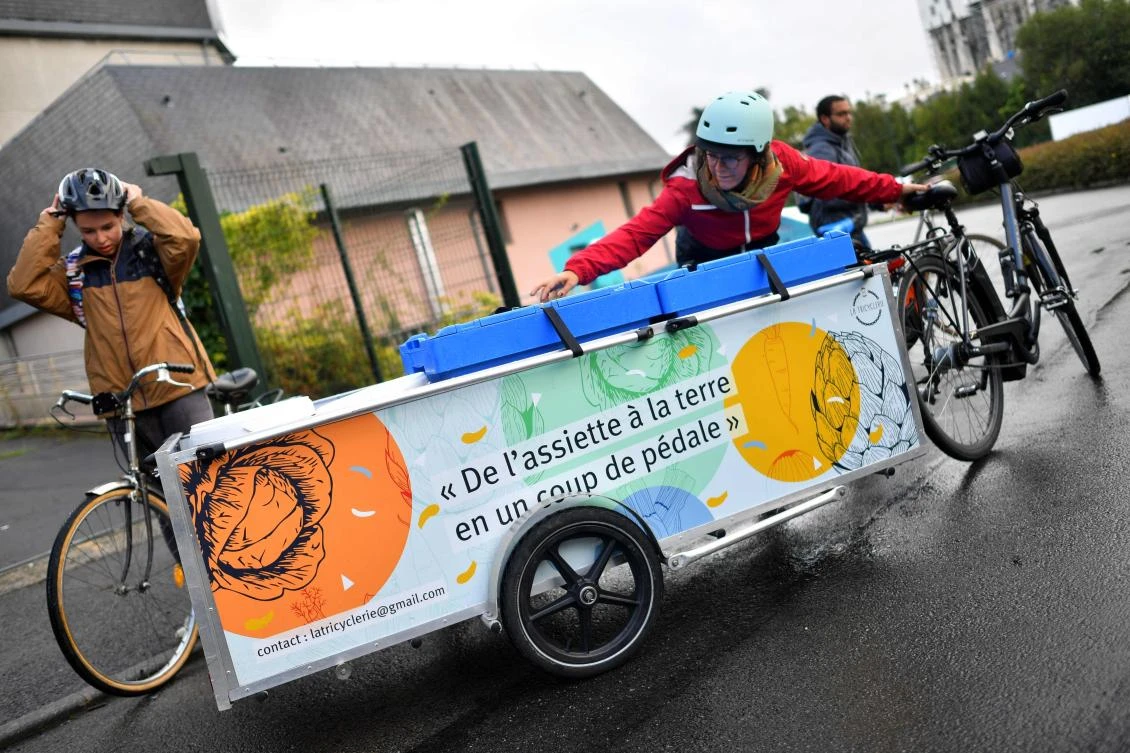 Members of La Tricyclerie association collect organic wastes from restaurants and companies to supply a compost in Nantes, western France on September 11, 2017. (File photo by AFP)