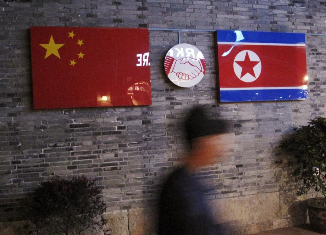 Chinese and North Korean flags outside the closed Ryugyong Korean Restaurant in Ningbo, Zhejiang province, China on April 12, 2016. (File photo by Reuters)