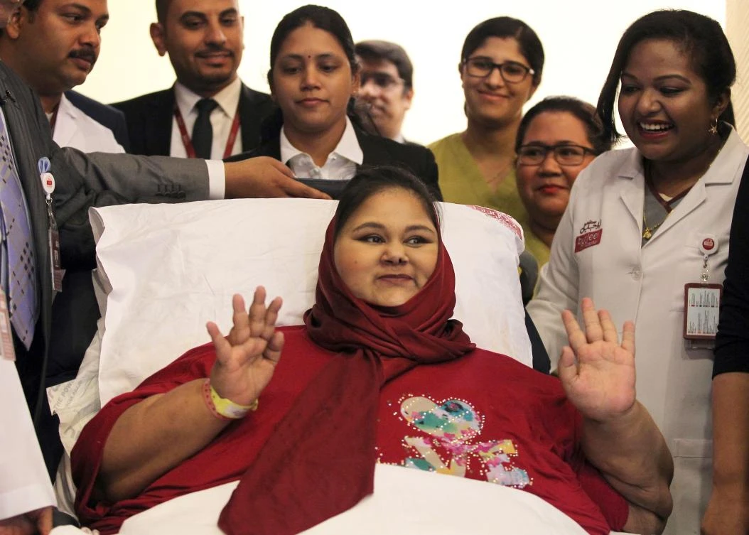 (FILES) This file photo taken on July 24, 2017 shows Egyptian national Eman Ahmed Abd El Aty waving during a press conference at the Burjeel Hospital in Abu Dhabi. Aty, once believed to be the 'world's heaviest woman', died on September 25, 2017, of heart and kidney failure at the Abu Dhabi hospital. (AFP)