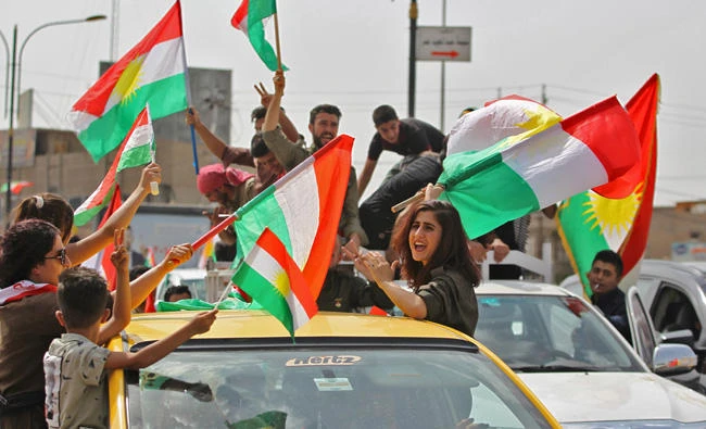 Iraqis Kurds celebrate with the Kurdish flag in the streets of the northern city of Kirkuk on September 25, 2017 as they vote in a referendum on independence. (AFP / AHMAD AL-RUBAYE)