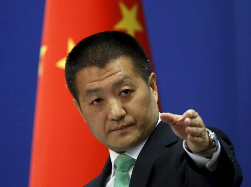 Chinese Foreign Ministry spokesman Lu Kang points out a reporter to receive a question at a regular news conference in Beijing, October 27, 2015. (REUTERS)