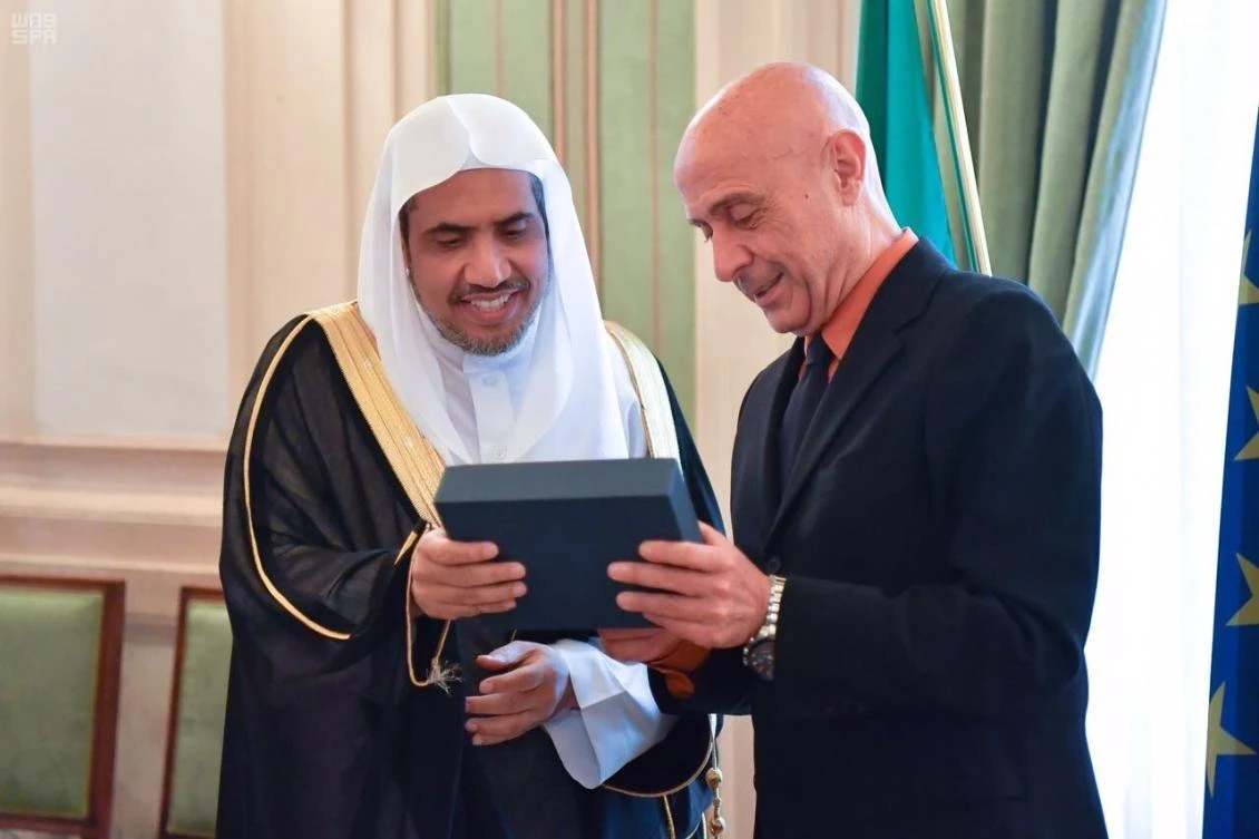 Italian Interior Minister Marco Minniti, right, holds talks with MWL Secretary-General Mohammed Al-Issa in Rome on Tuesday. (SPA)