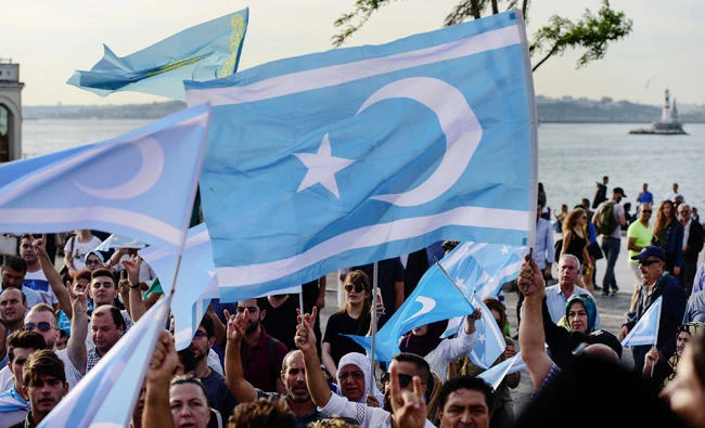 Protesters wave Turkish and Iraqi Turkmen flags on September 24, 2017 in Istanbul, during a demonstration against referendum in northern Iraq. (AFP)