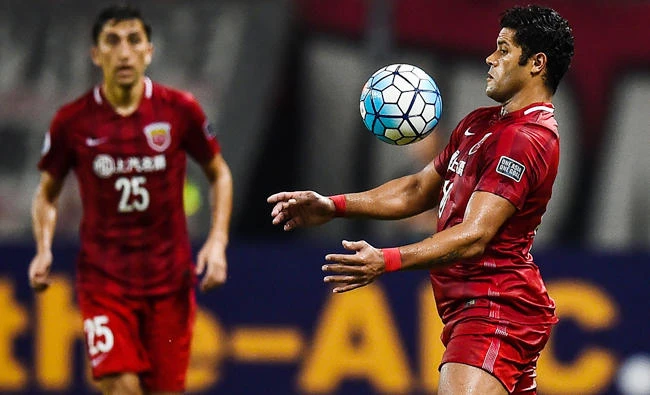 Shanghai SIPG's Hulk, right, controls the ball during AFC Champions League semifinal football match between Shanghai SIPG FC and Urawa Red Diamonds (Japan) in Shanghai on Wednesday. AFP)
