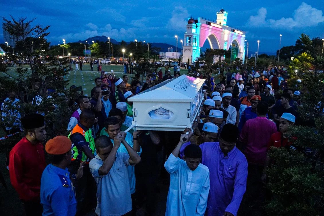 This file photo shows Malaysian Muslims carrying the coffin of a victim of the Darul Qur’an Ittifaqiyah religious school fire for burial at Raudhatul Sakinah cemetery in Kuala Lumpur on September 16, 2017. (File photo by AFP)