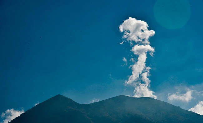 Over 130,000 flee menacing volcano in Indonesia
