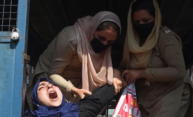 Indian police detain a Kashmiri 'Anganwadi', a government sponsored child and mother care worker, during a hunger strike to protest against the state government in Srinagar on September 20, 2017. Two Indian activists from Kashmir on Thursday won Norway’s Rafto Prize for human rights for their long-term struggle against violence in the disputed territory. (AFP / Tauseef Mustafa)