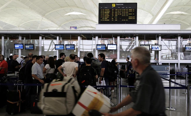 Hours ahead of a flight ban threatened by the central government, hundreds of passengers file through Irbil international airport Friday, September 29, 2017. The ban on all international flights servicing airports in the Kurdish region follows a controversial Kurdish independence referendum held this week that appears to be leaving the small land-locked Kurdish region increasingly isolated. (AP Photo/Susannah George)
