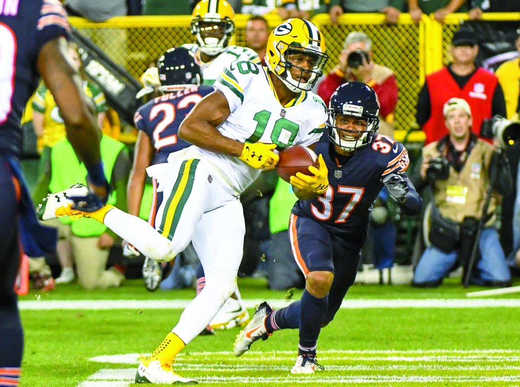 Green Bay Packers wide receiver Randall Cobb (18) catches a touchdown pass against Chicago Bears cornerback Bryce Callahan (37) in the first quarter at Lambeau Field in Green Bay, Wisconsin. (AFP)