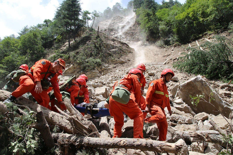 Rescue workers carry a survivor after an earthquake in Jiuzhaigou county, Ngawa prefecture, Sichuan province August 9, 2017. (Reuters)