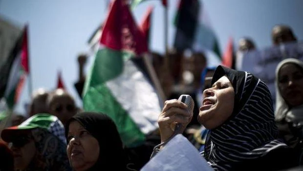 A Palestinian woman shouts slogans during demonstration supporting a new attempt to reconcile the militant Islamist movement Hamas and its Fatah rivals on April 22, 2014, in Gaza City. (AFP)