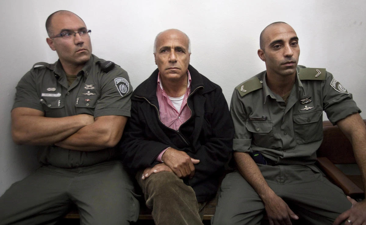 Israeli nuclear whistleblower Mordechai Vanunu sits between two prison guards at a courtroom in Jerusalem in this file photo of Dec. 29, 2009. (AP)