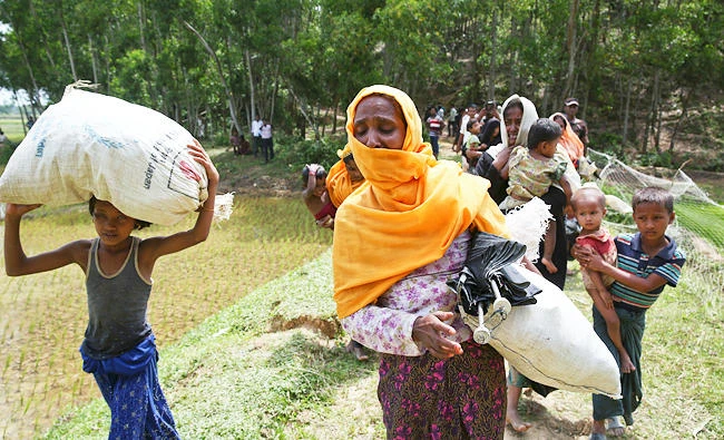 Members of Myanmar's Muslim Rohingya ethnic minority who were pushed back by Bangladeshi border guards earlier in the day rush back to the Bangladeshi side upon hearing gun shots from the Myanmar side in, Ghumdhum, Bangladesh, in this Aug. 28, 2017 photo. (AP)
