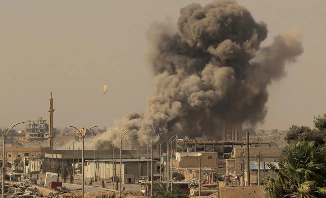 Smoke rises after an air strike during fighting between members of the Syrian Democratic Forces and Daesh militants in Raqqa, Syria on August 15, 2017. SDF fighters on Friday said they have captured Raqqa's Old City from Daesh. (REUTERS/Zohra Bensemra/File Photo)