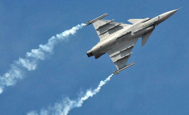 A SAAB Gripen fighter plane flies during the Aero India show at the Yelahanka Air Force Station in Bengaluru, India, on February 15, 2017. (REUTERS/Abhishek N. Chinnappa/File Photo)