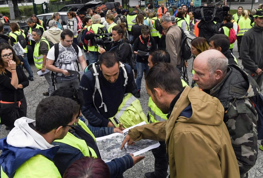 Volunteers look at maps before taking part in a research operation with a group of citizens in Pont-de-Beauvoisin, France, on September 2, 2017. (AFP)
