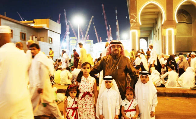 A Saudi national with his children during Eid celebrations in Makkah. (AN photo by Ahmad Hashad)