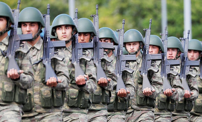 Turkish soldiers march during a ceremony marking the 95th anniversary of Victory Day in Istanbul, Turkey, in this August 30, 2017 photo. (REUTERS)