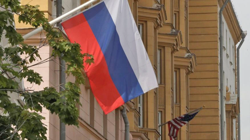 A Russian flag flies in front of the US embassy building in Moscow, Russia, on July 28, 2017. (File photo by Reuters)