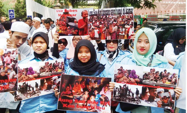 Indonesians hold a demonstration in front of Myanmar’s Embassy in Jakarta denouncing atrocities against Rohingya Muslims. (AN photo)