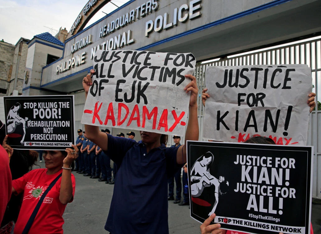 Protesters hold placards seeking justice for 17-year-old high school student Kian delos Santos, who was killed in a recent police raid in an escalation of President Rodrigo Duterte's war on drugs, during a protest in front of the Philippine National Police (PNP) headquarters in Quezon city, Metro Manila, Philippines August 23, 2017. (REUTERS)