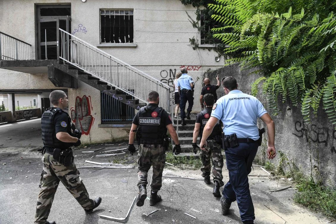 French gendarmes arrive to search an abandoned house around Pont-de-Beauvoisin, eastern france, on August 30, 2017 after the disappearance of a 9-year-old girl. Police reinforcements arrived to take part in a fresh search of an area in the French Alps where a nine-year-old girl went missing during a family wedding at the weekend. Another 60 police joined teams on the ground searching around the village of Pont-de-Beauvoisin where Maelys de Araujo disappeared at 3:00 am (0100 GMT) on August 27. (AFP)