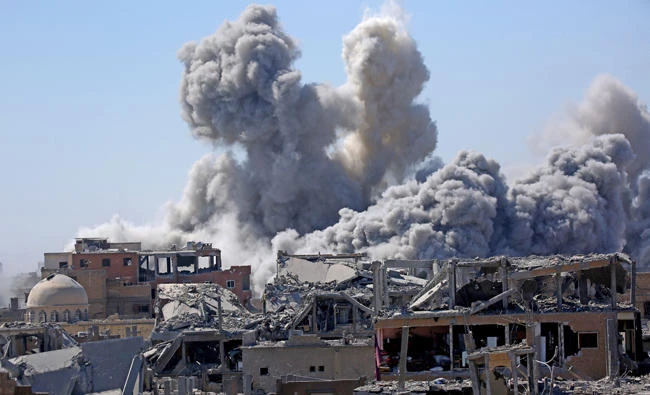 Smoke billows in the embattled northern Syrian city of Raqqa on September 3, 2017, as Syrian Democratic Forces (SDF) battle to retake the city from Daesh militants. (AFP / Delil Souleiman)