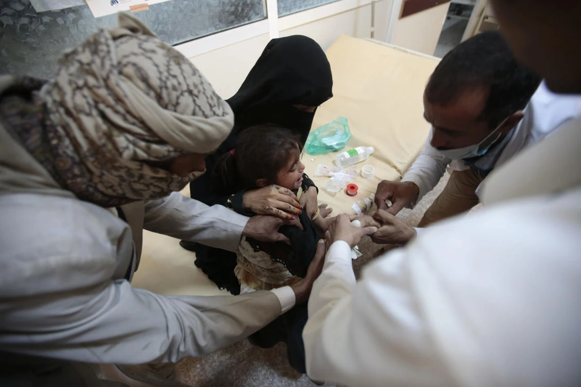 A girl is treated for a suspected cholera infection at a hospital in Sanaa, Yemen, on Jul. 1, 2017. The World Health Organization says a rapidly spreading cholera outbreak in Yemen has claimed 1500 lives since April and is suspected of infecting 246,000 people. (AP)