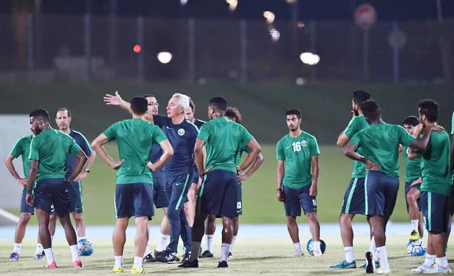 Bert Van Marwijk issues last-minute instructions to his Saudi Arabia players. (SPA)