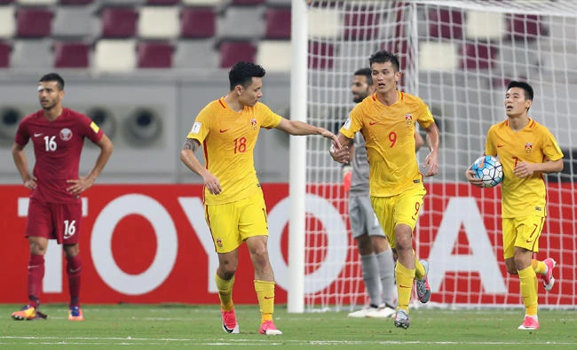 Chinese players celebrate during the FIFA World Cup 2018 qualification football match between Qatar and China at the Jassim Bin Hamed Stadium in Doha on Tuesday. (AFP / KARIM JAAFAR)