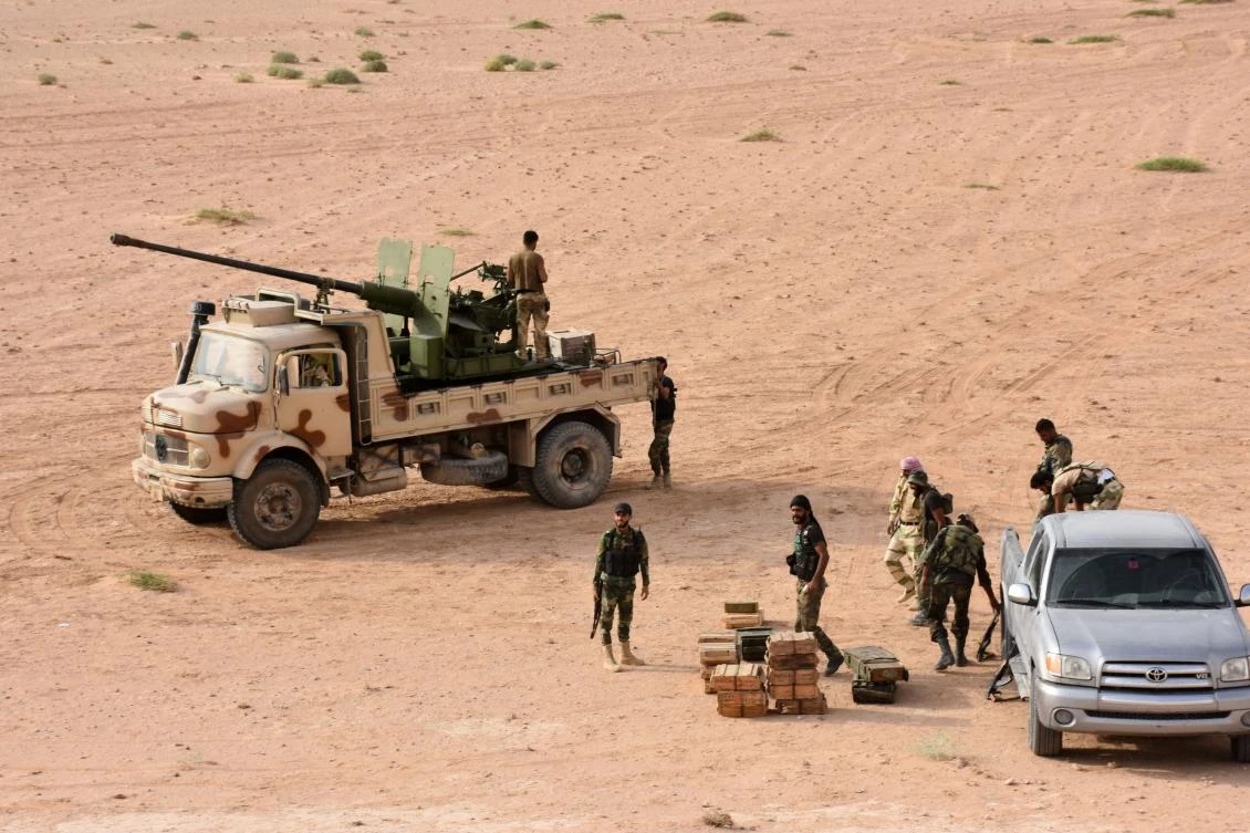 Syrian government forces hold a position in Kobajjep area, on the southwestern outskirts of Deir Ezzor, on September 5, 2017, during the ongoing battle against Daesh jihadists. (AFP / George Ourfalian)